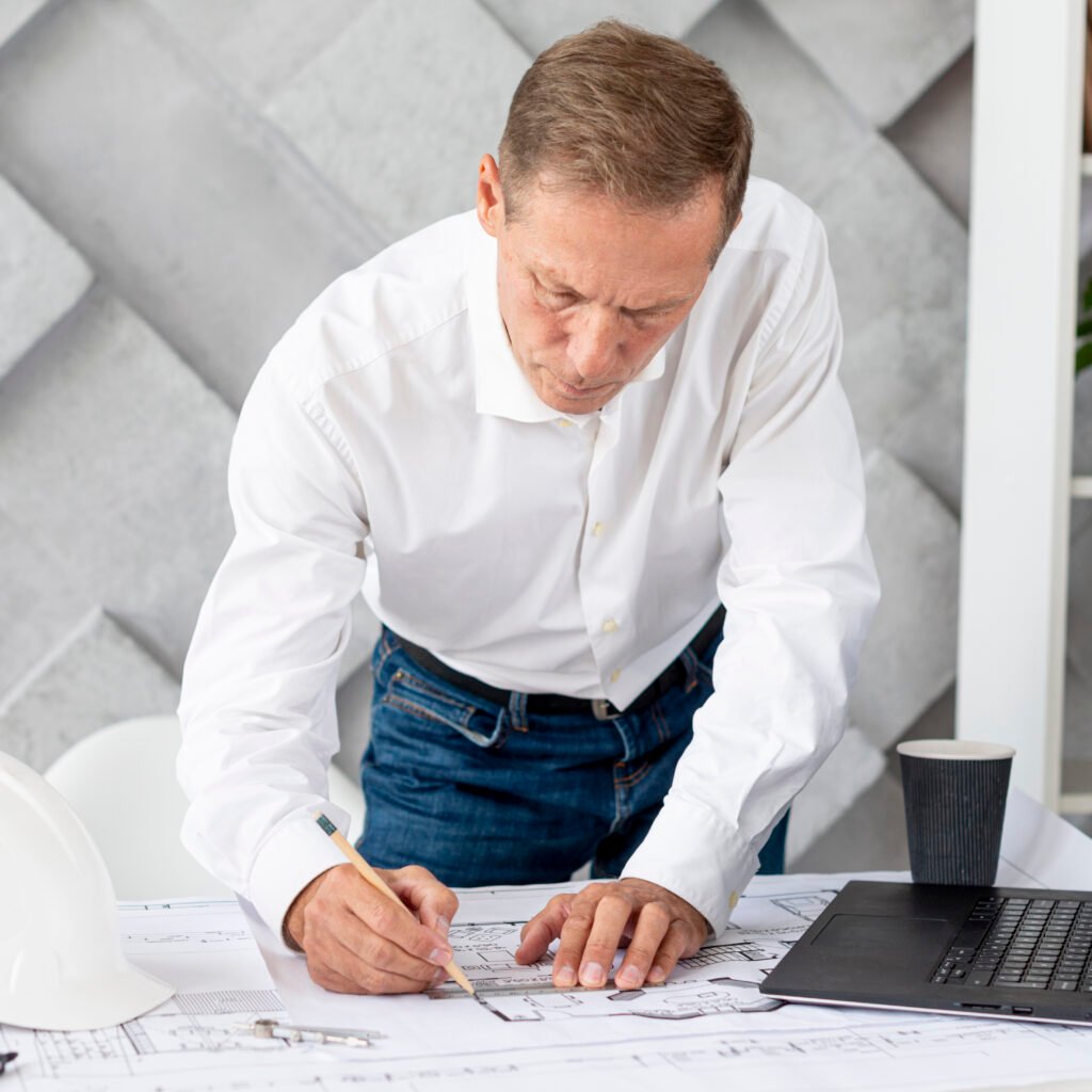 Arquitecto revisando la documentación para legalizar una vivienda mediante certificado AFO