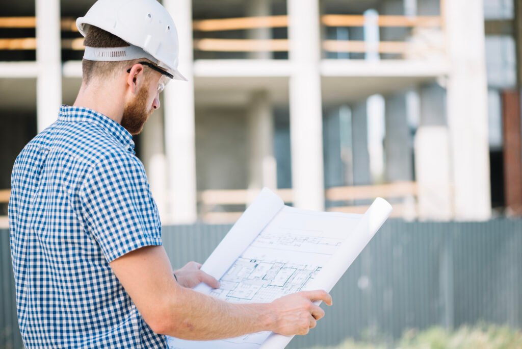 Arquitecto inspeccionando la fachada de un edificio durante una ITE en Málaga