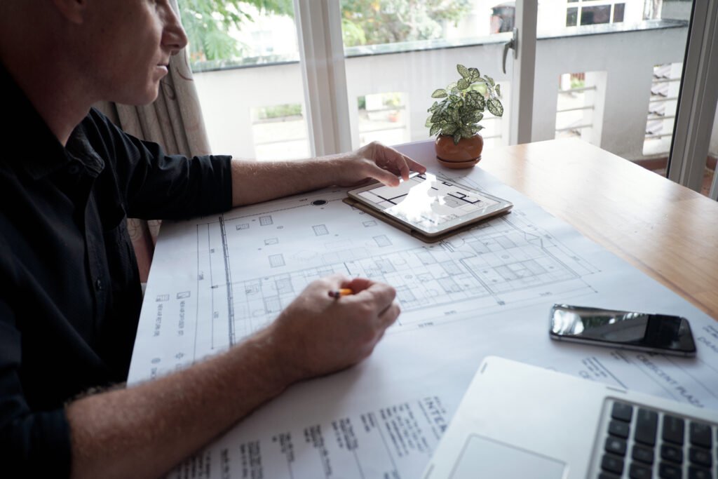 Planos de estructura e instalaciones de un proyecto de ejecución sobre la mesa del estudio